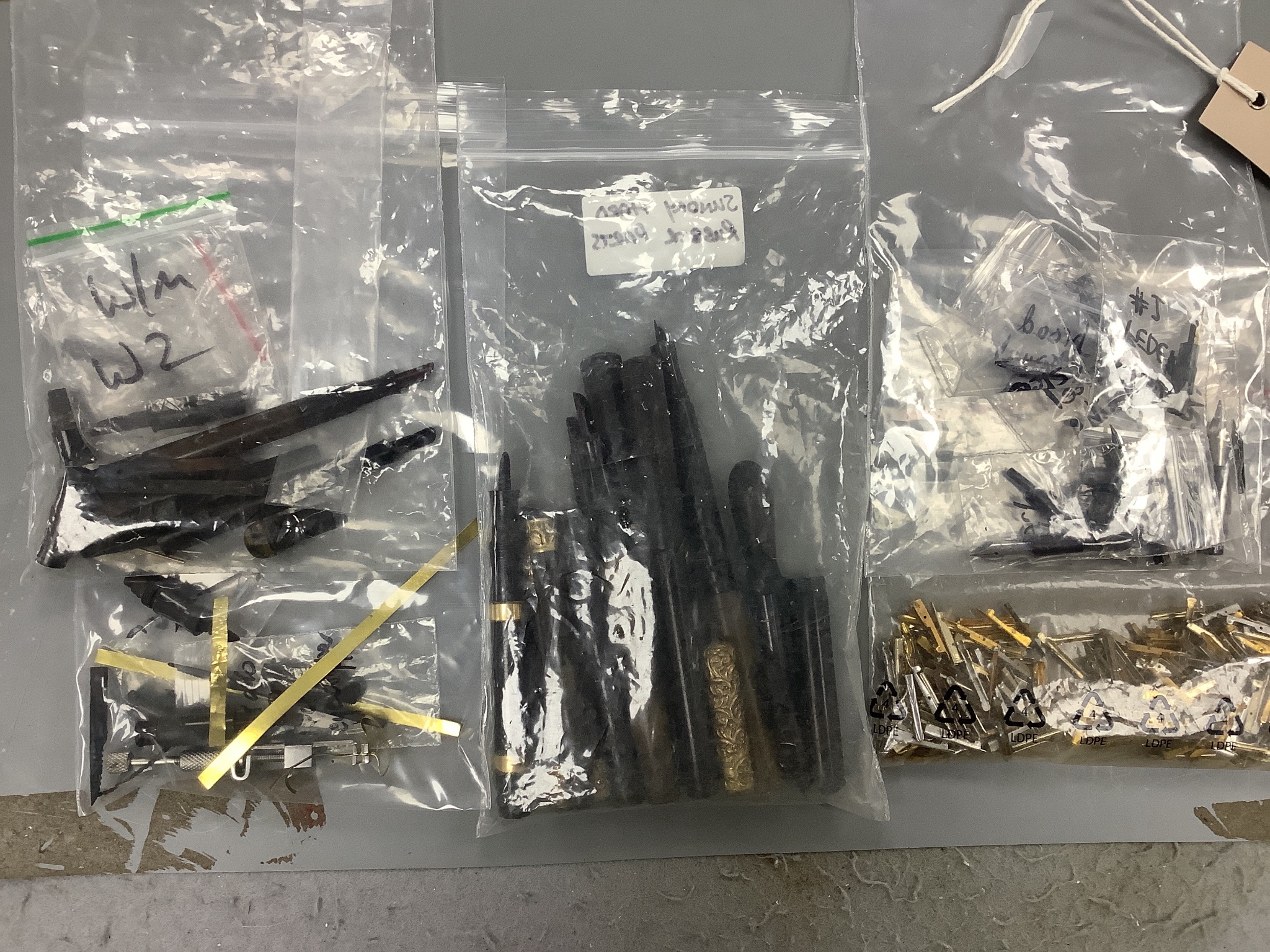 Fountain pen repairer's workshop spare parts, a large quantity